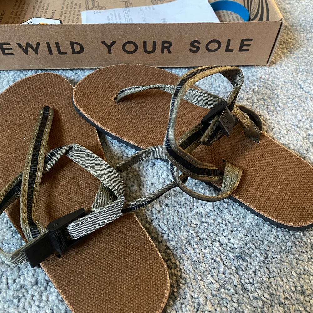 Earthrunners sandals NWT